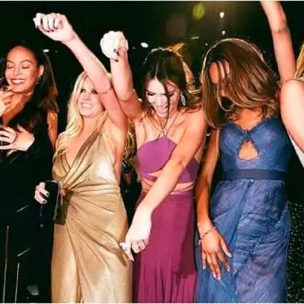 Doutzen Kroes, Joan Smalls, Lara Stone, Kendall Jenner, Jourdan Dunn y Karlie Kloss fueron las más animadas durante la gala altruista.