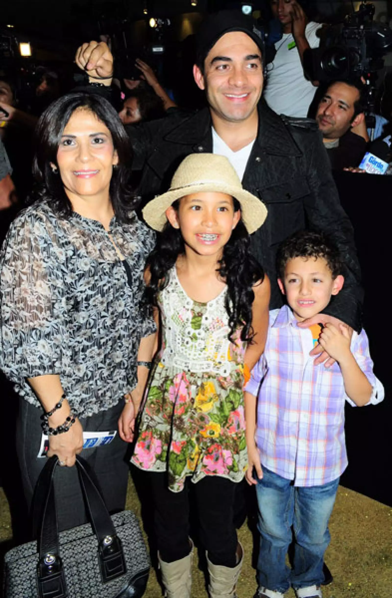 Omar Chaparro, sus hijos y la nana de éstos.