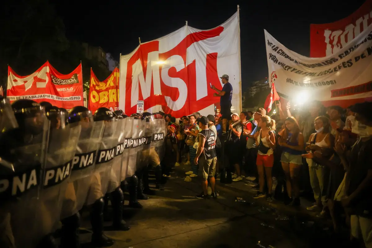 Los agentes del orden hacen guardia mientras los manifestantes protestan el día del debate sobre el proyecto de ley de reforma económica del presidente de Argentina, Javier Milei, conocido como el "ley ómnibus", en Buenos Aires, Argentina, el 31 de enero de 2024.