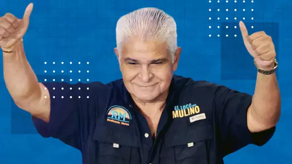 El candidato presidencial José Raúl Mulino saluda a sus partidarios después de que fuera declarado ganador de las elecciones presidenciales sobre la base de los resultados preliminares de la autoridad electoral, en la ciudad de Panamá, Panamá, el 5 de mayo de 2024.