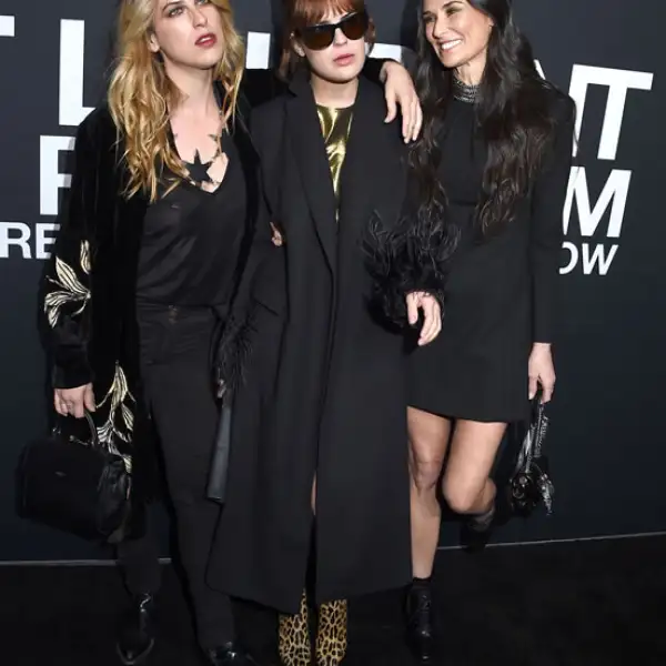 Demi Moore, Tallulah y Scout Willis derrochando sexytud en el desfile de Saint Laurent.
