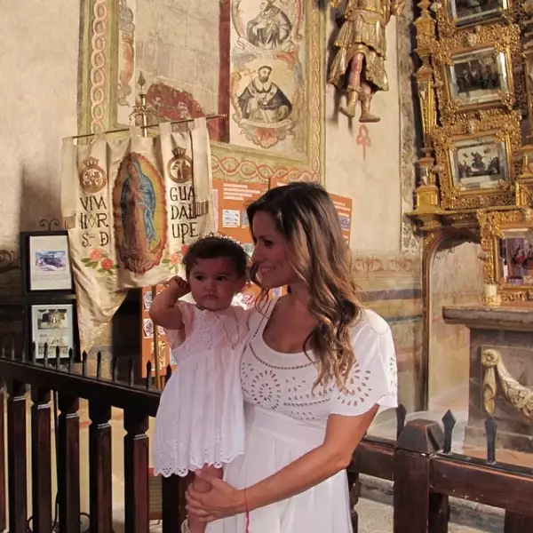 Lola posó orgullosa junto a su hija recién bautizada.
