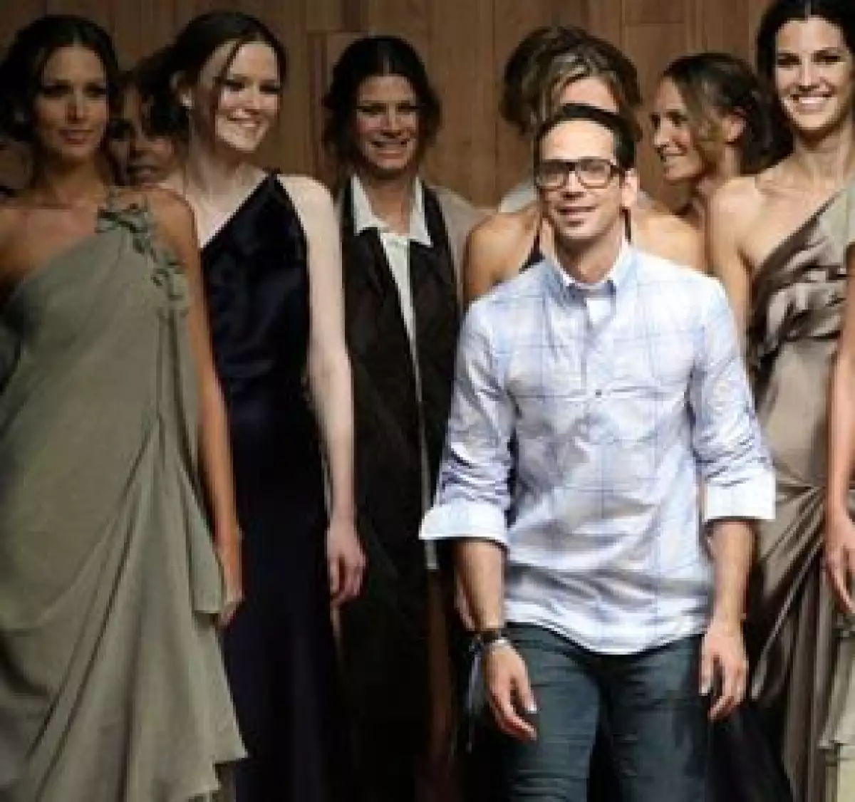 Macario Jiménez se distinguió en esta ocasión por usar telas suaves y brillantes.