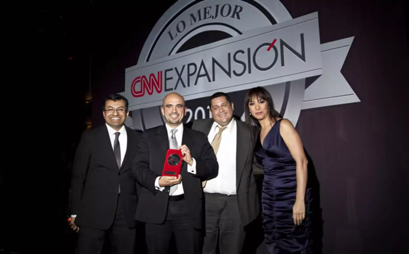 Daniel García y Efraín Figueras, director comercial y gerente de Netcommerce, subieron al podio a reclamar su galardón como lo Mejor del e-Business en categoría Clasificados.