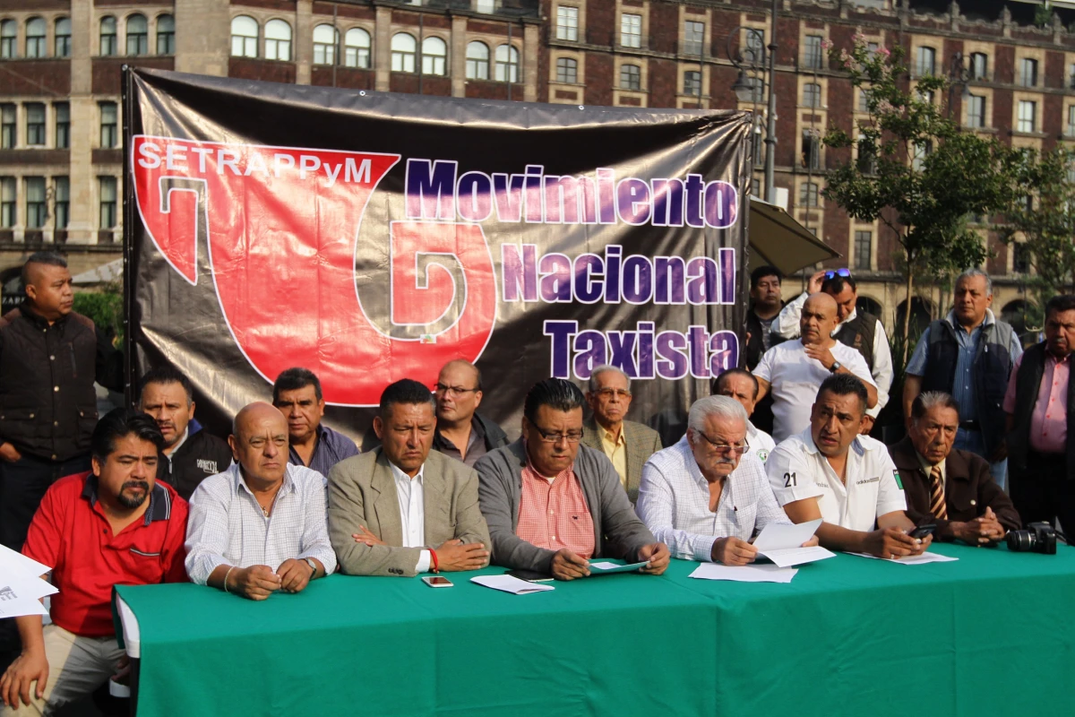 Se manifiestan taxistas en el Zócalo