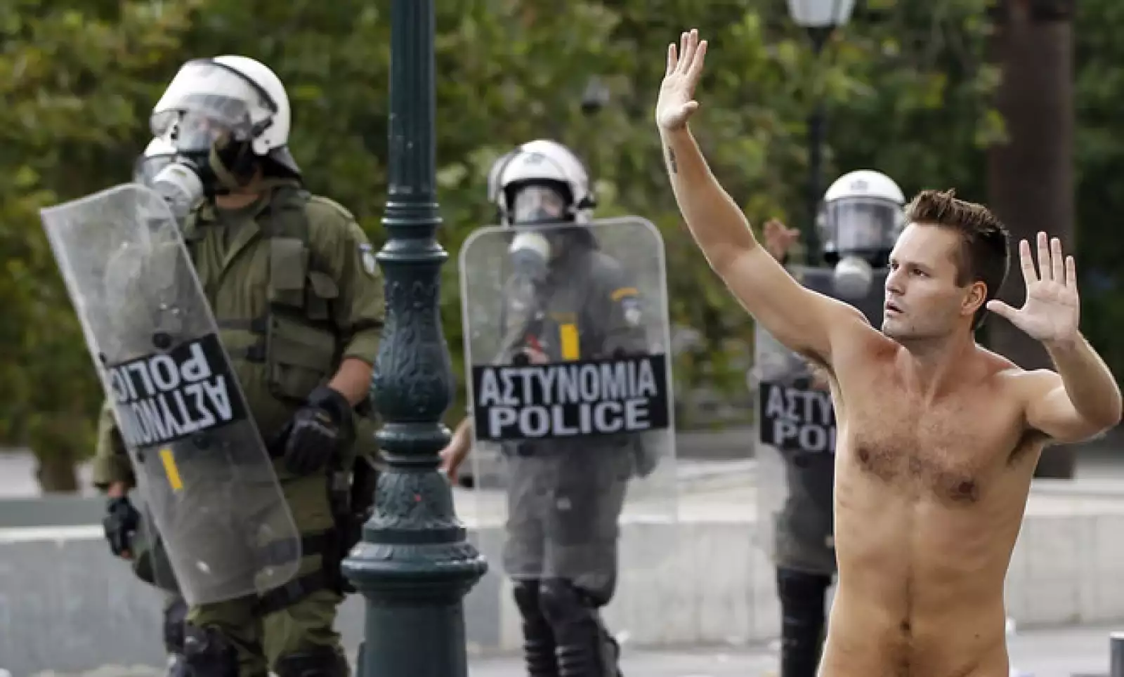 La líder alemana fue recibida con honores militares en el aeropuerto de Atenas, pero la situación en las calles fue diferente.