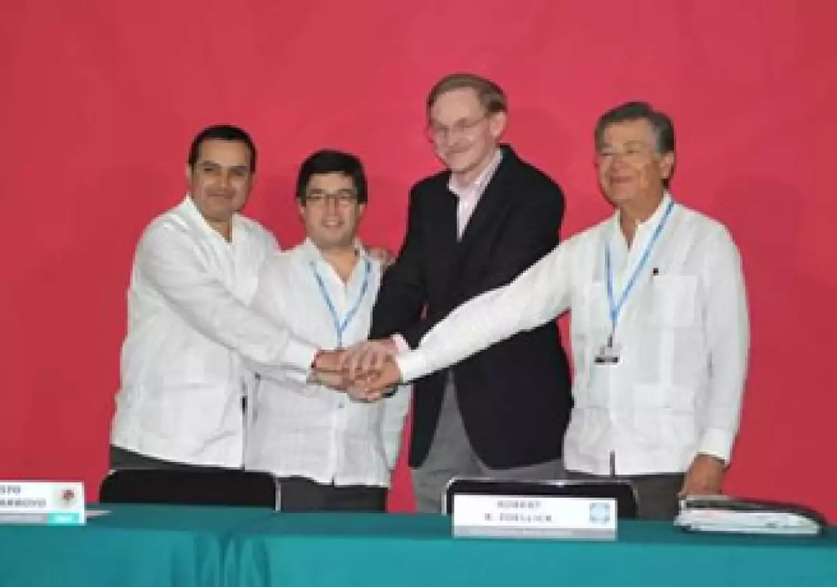 De izquierda a derecha: Ernesto Cordero, titular de Hacienda, Luis Alberto Moreno, presidente del BID, Robert B. Zoellick, presidente del BM y Héctor Rangel Domene, director general de Bancomext. (Foto: Cortesía SHCP)