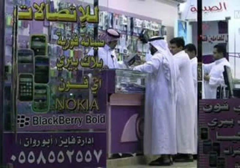 La confidencialidad que ofrecen los servicios de RIM ha vuelto muy popular el Blackberry entre los jóvenes sauditas. (Foto: Reuters)