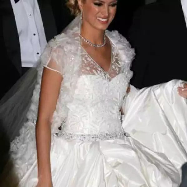 María Elena lució radiante con una tiara que enmarcaba su peinado