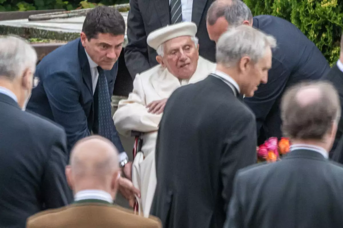Benedict XVI visits parents' grave