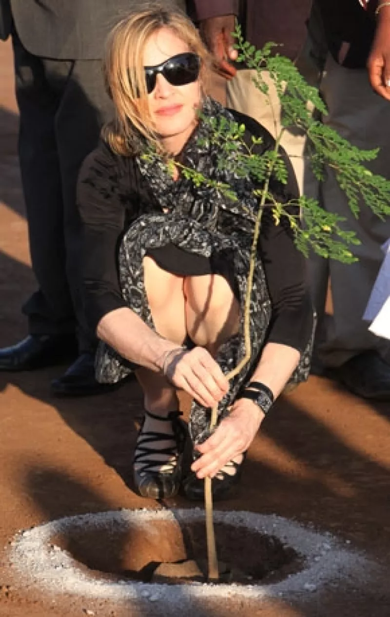 La cantante cortó una cinta y sembró un árbol en una ceremonia en el marco de la construcción de la escuela para niñas que está construyendo.