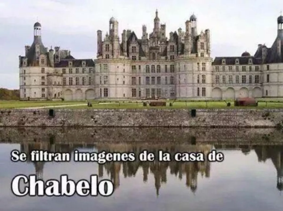 La "modesta" residencia de Chabelo según este meme en las redes sociales.