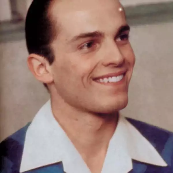 En 1975 realizó su debut musical con la canción `Soy´, que le obsequió el cantante español Camilo Sesto. El resultado no fue bueno pero Miguel continuó con otro proyecto: la película Retrato de Familia del director Antonio Giménez Rico.