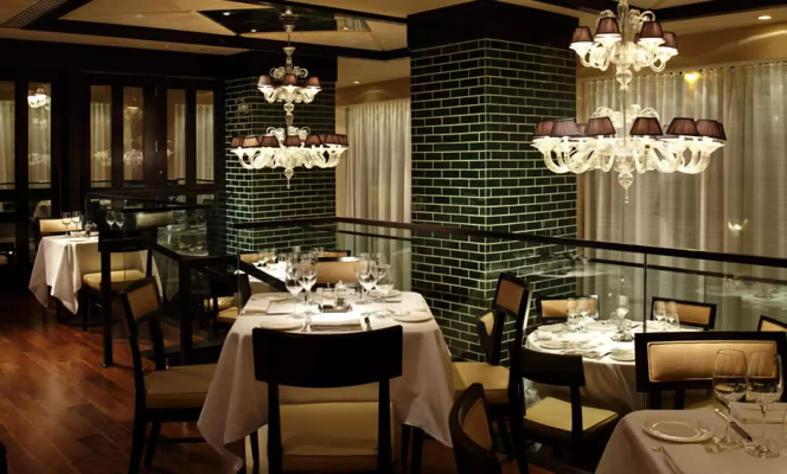 En su planta baja destaca un imponente Lounge en el entrepiso, donde una biblioteca equipada con una impecable colección de libros de arte y diseño de la editorial Taschen domina la escena.