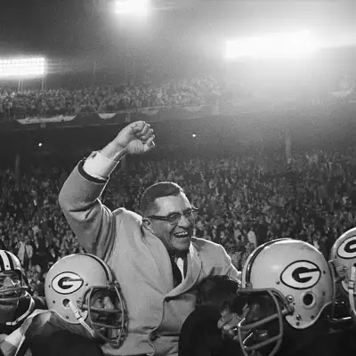 Foto de Vince Lombardi levantado en hombros por los jugadores de los Packers tras vencer a los Cowboys de Dallas.