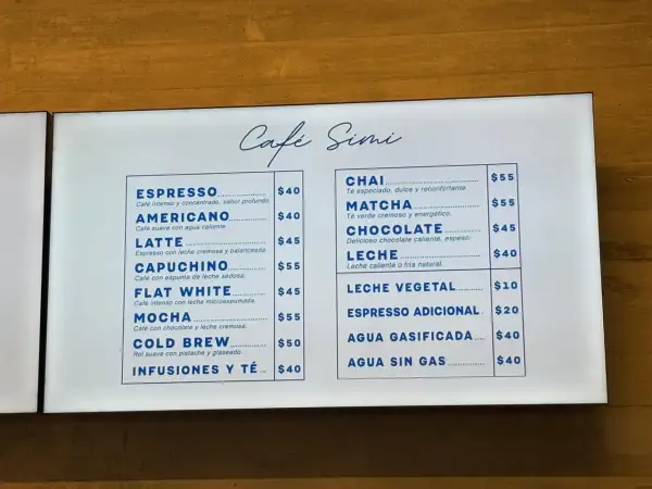 Una foto del menú y los precios del Café Simi de Playa del Carmen.