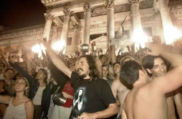 Miles de manifestantes golpean ollas fuera de la Casa del Congreso Nacional el 20 de diciembre de 2001 en Buenos Aires, Argentina. El presidente Fernando De la Rua declaró un estado de asedio el 19 de diciembre de 2001 para poder apoderarse de poderes especiales para hacer frente a los disturbios y saqueos generalizados.