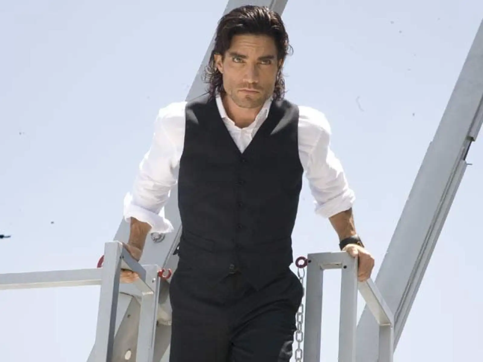 Aunque su carrera como actor ha estado en Tv Azteca, el guapísimo Víctor González realizó su primera novela en Televisa en el melodrama `Bajo un mismo rostro´en 1995.
