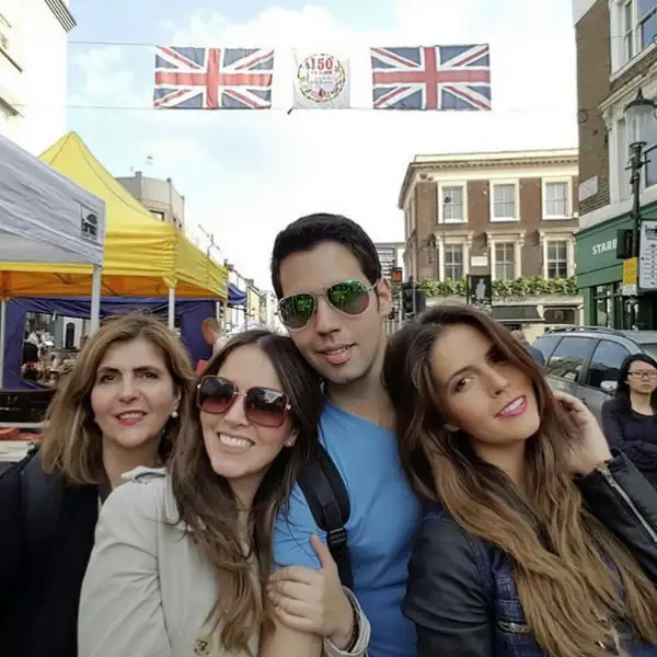 Todos juntos en el famoso barrio de Notting Hill.