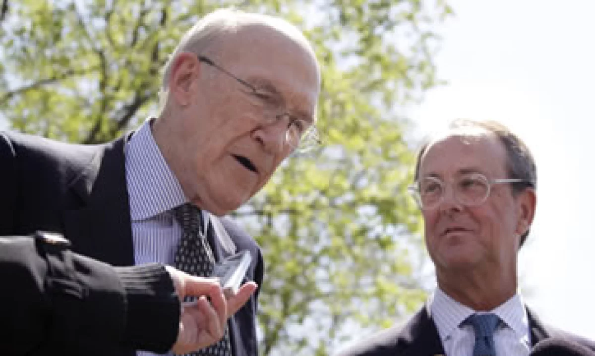 Algunas de las medidas de Simpson (i) y Bowles (d) estaban en el plan original de la comisión fiscal creado en 2010. (Foto: AP)