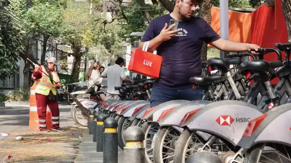 Un hombre desbloquea una bicicleta en una estación de Ecobici en la Ciudad de México.