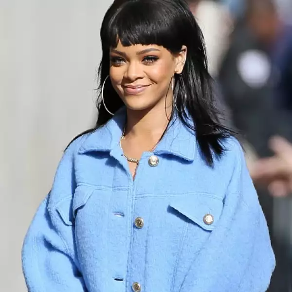 Fleco recto y un corte abajo de los hombros con un profundo color negro.