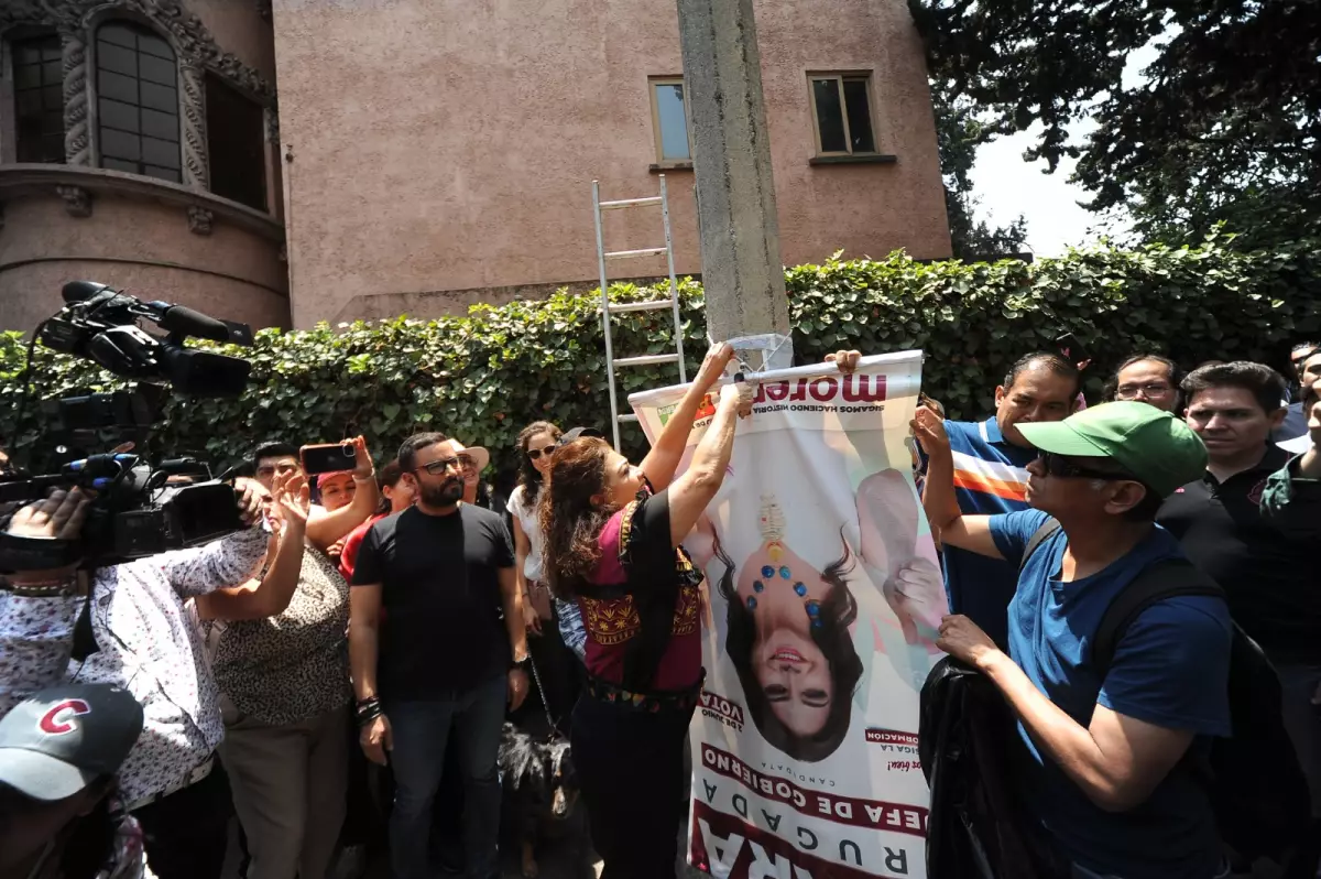 Clara Brugada retira propaganda electoral