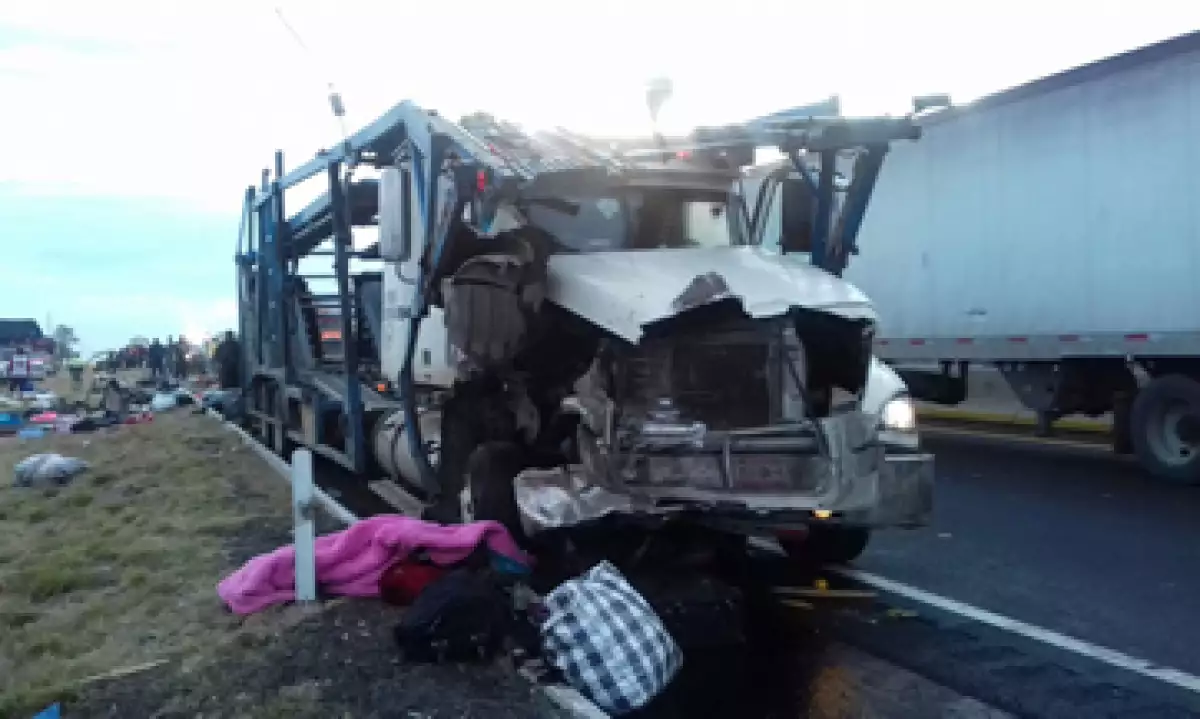 El tráiler que chocó contra una camioneta. (Foto: Cortesía ISAPEG)