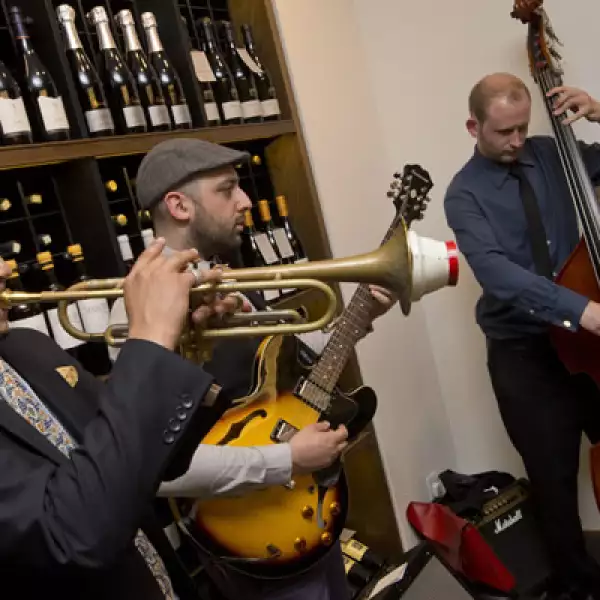 En Londres, la presentación para la prensa incluyó la presencia de una banda de Jazz.