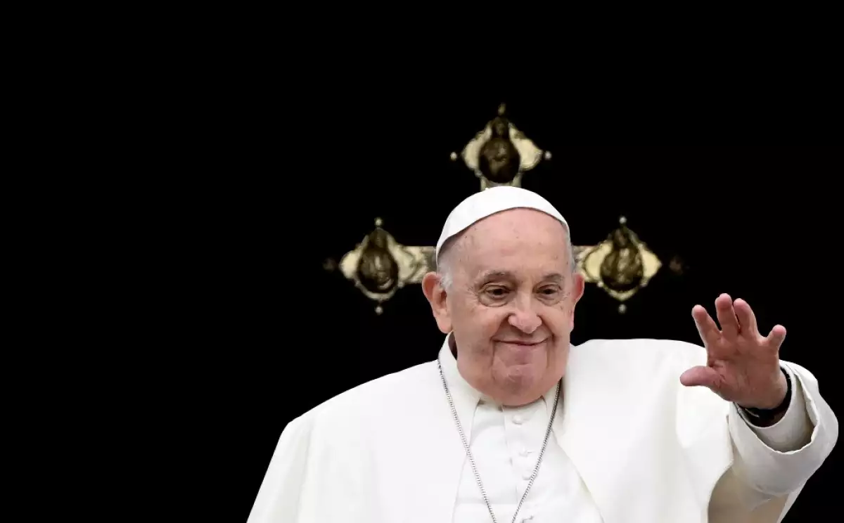 El Papa Francisco saluda desde la logia central de St. Basílica de Pedro durante el mensaje de Pascua "Urbi et Orbi" y bendición a la Ciudad y al Mundo como parte de las celebraciones de la Semana Santa, en el Vaticano el 31 de marzo de 2024.