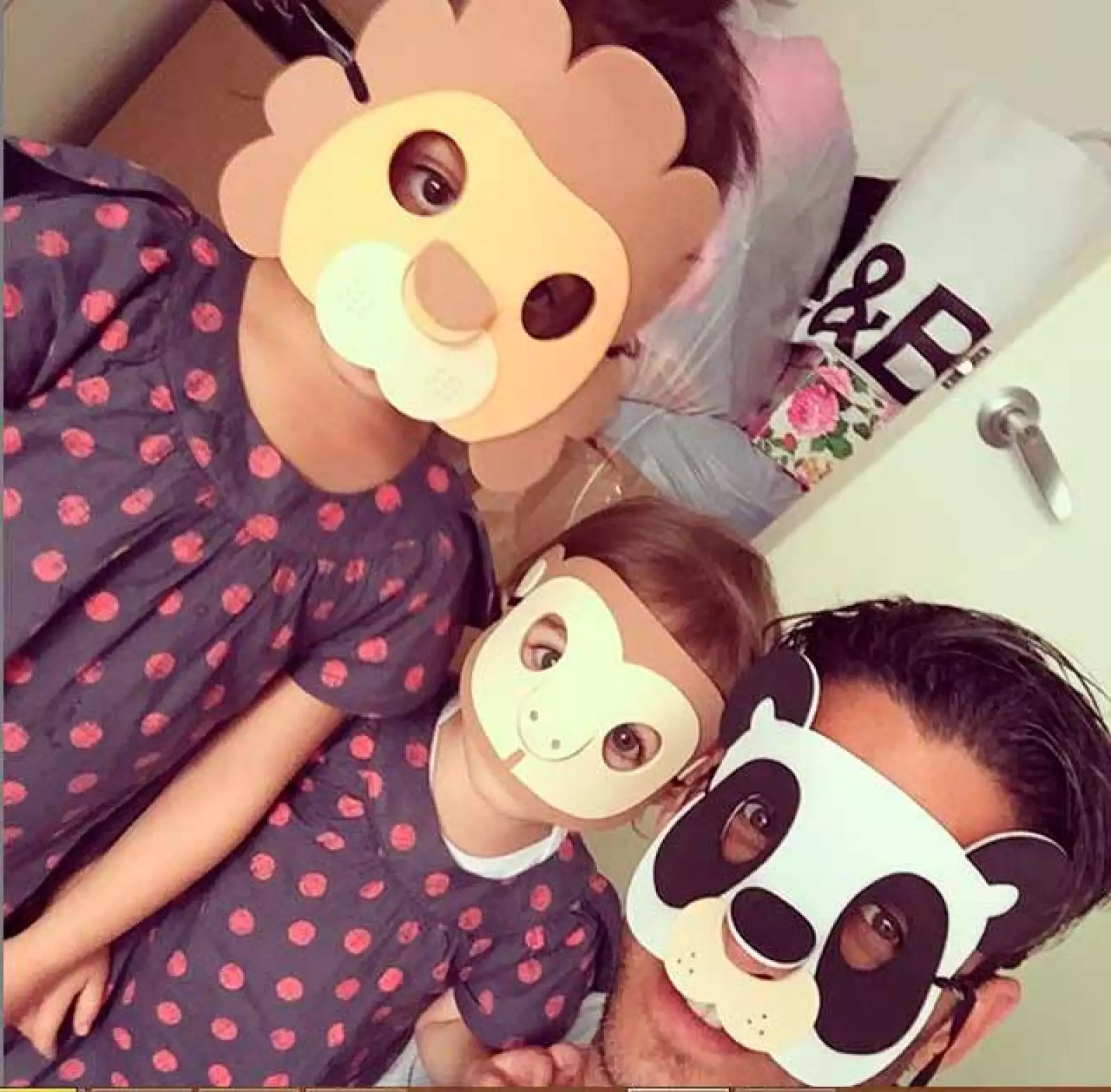 Papá e hijas se pusieron máscaras para celebrar el Día del Niño.