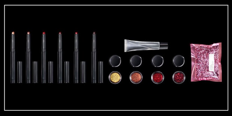 El kit cuenta con 6 colores de labiales, en matte. Y también con el gloss y el giltter, con lo que puedes hacer tus propias mezclas.