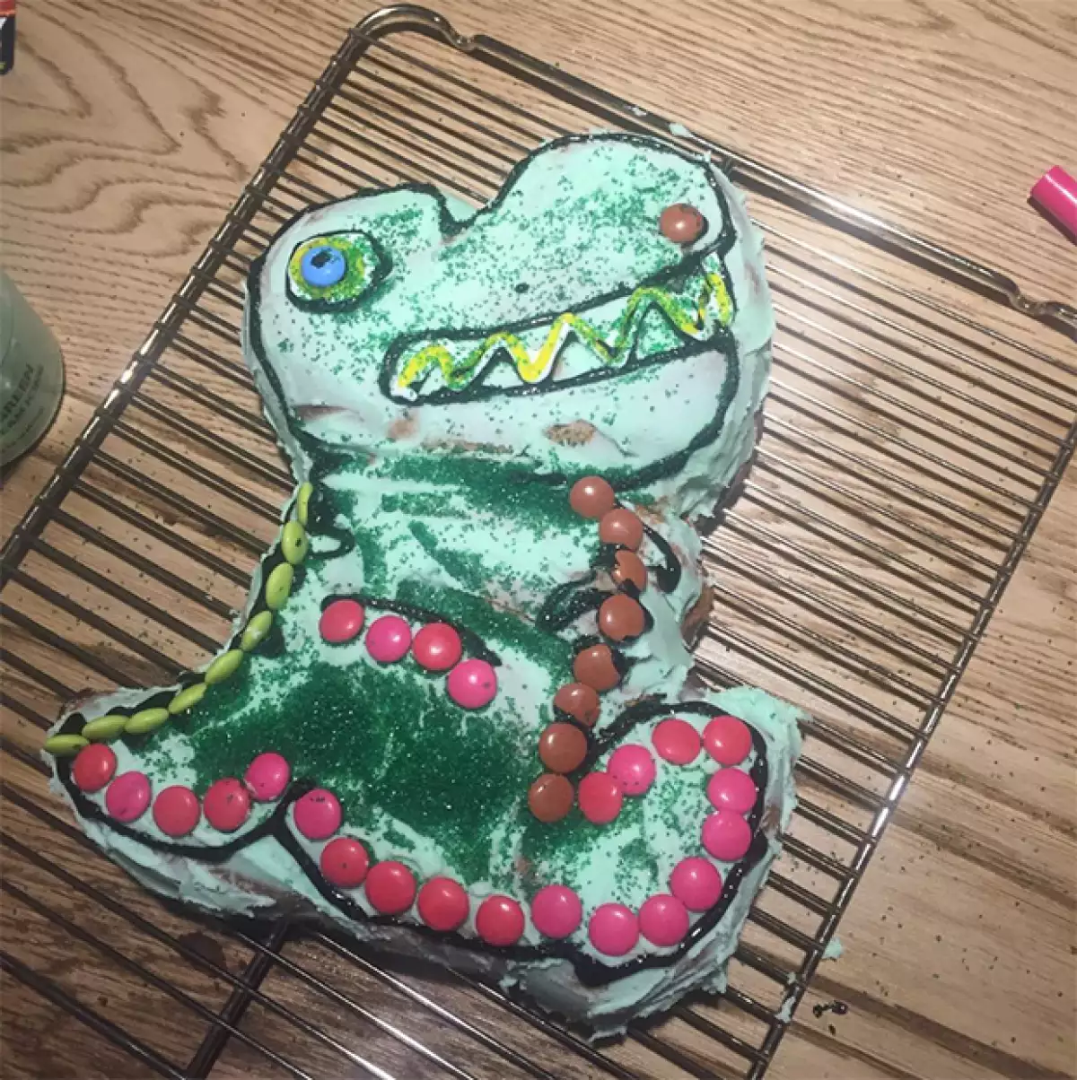 Chris Hemsworth hizó el pastel de cumpleaños de su hija por que todas las pastelerías estaban cerradas, ¡nos encantó!