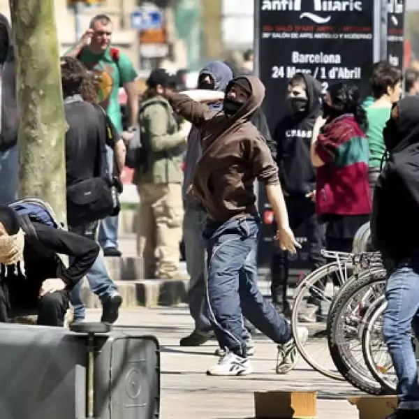 Manifestantes se enfrentan con fuerzas de seguridad