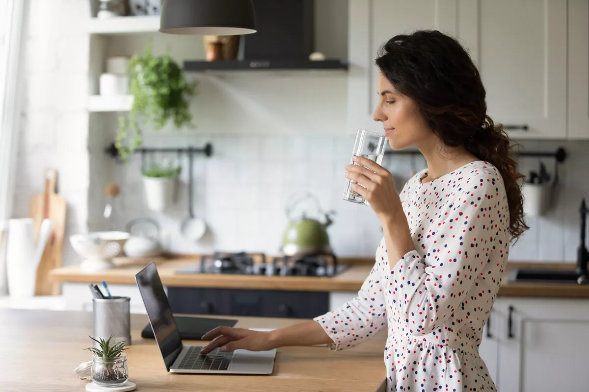 Healthy,Habit.,Relaxed,Female,Freelancer,Working,From,Home,Start,Work