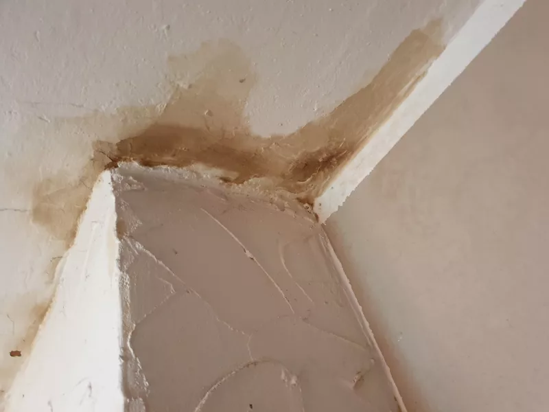 Agua en el techo que produce humedad