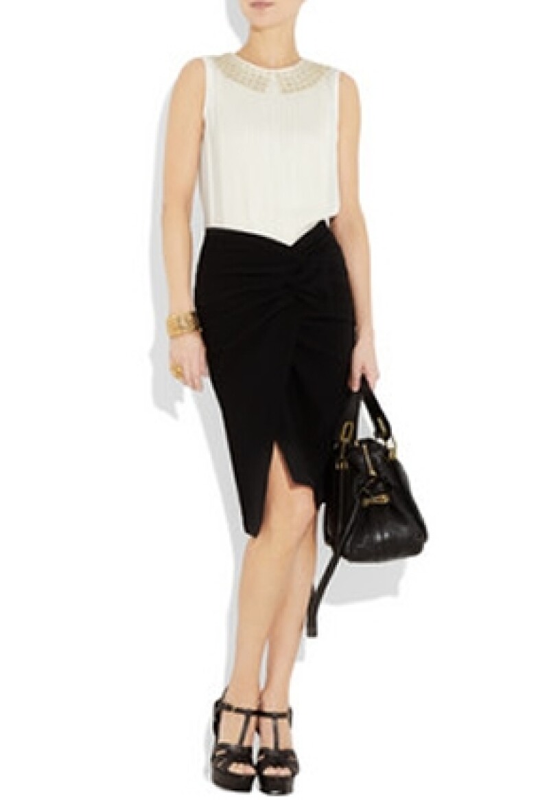 Falda de Donna Karan y blusa blanca de Chloé.