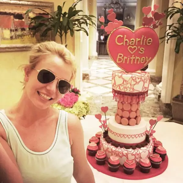 El novio de Britney le preparó algo muy especial: un delicioso pastel en el que hasta arriba tiene escrito Charlie ama a Britney.
