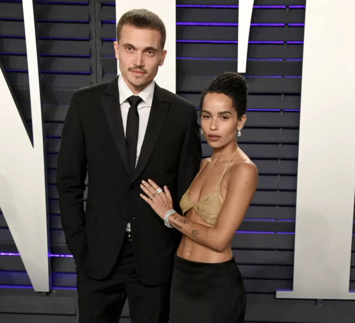 Karl Glusman y Zoe Kravitz