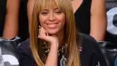 La cantante y su esposo Jay-Z quisieron festejar el cumpleaños de Blue Ivy a lo grande, ya que la muñeca incluye 160 piedras de diamantes así como incrustaciones de oro blanco.