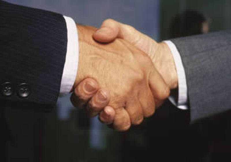 En épocas de crisis las pequeñas empresas pueden aliarse con sus competidores para generar un valor agregado a sus servicios o productos. (Foto: Jupiter Images)