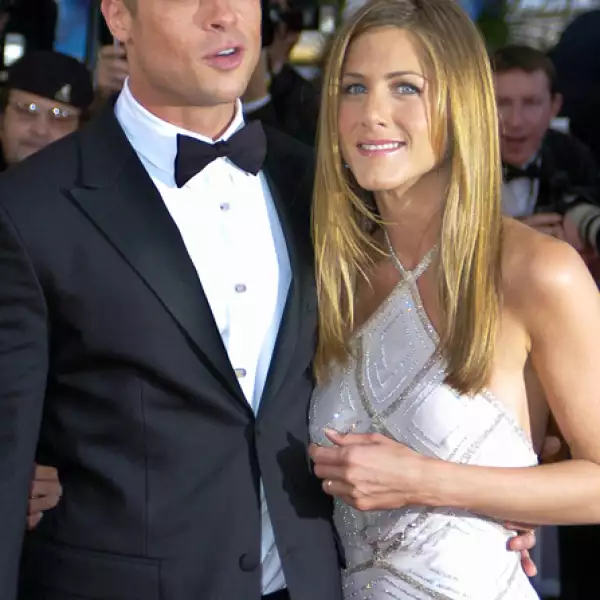 De 1998 al 2005. Los sweethearts que protagonizaron el escándalo de infidelidad más famoso de Hollywood. Luego de casarse en secreto en las playas de Malibu y vivir siete años de una relación de ensueño, Brad, el hombre con el que todas sueñan, conoció a Angelina Jolie en el set de `Mr. and Mrs. Smith´ y decidió que las morenas eran más divertidas.