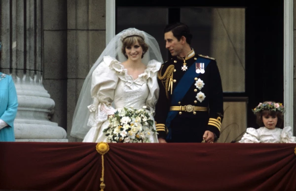 Diana de Gales y Carlos en el balcón el día de su boda.