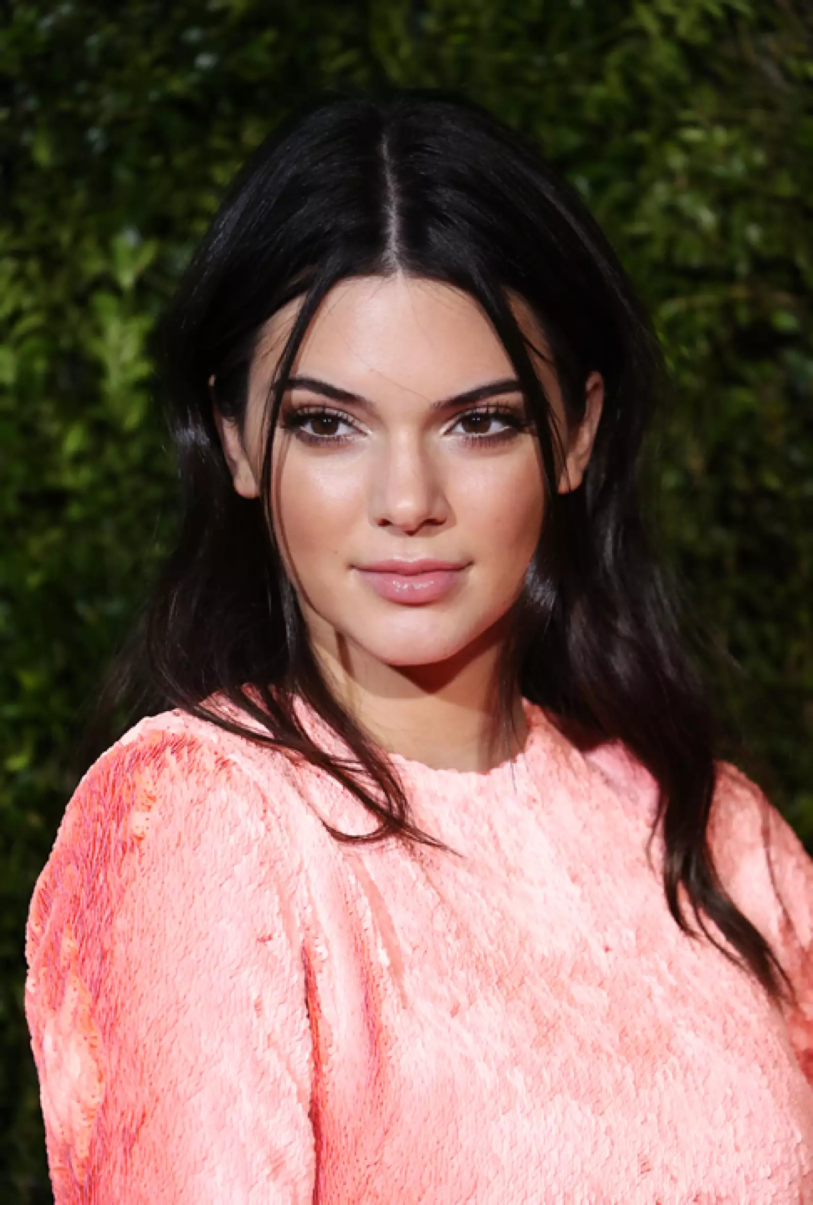 Kendall Jenner llegó con un look más relajado de lo normal. Llevó el pelo suelto y con ligeras ondas. Complementó el look con un ligero smokey eyes y labios con poco brillo.