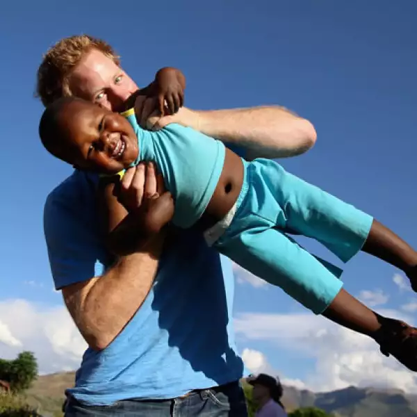 El hermano del príncipe Guillermo viajó a Lesotho África con su organización `Touching Tiny Lives´ que provee salud y educación a las personas que lo necesitan.