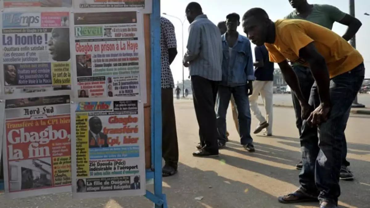 un hombre lee noticias sobre laurente gbagbo