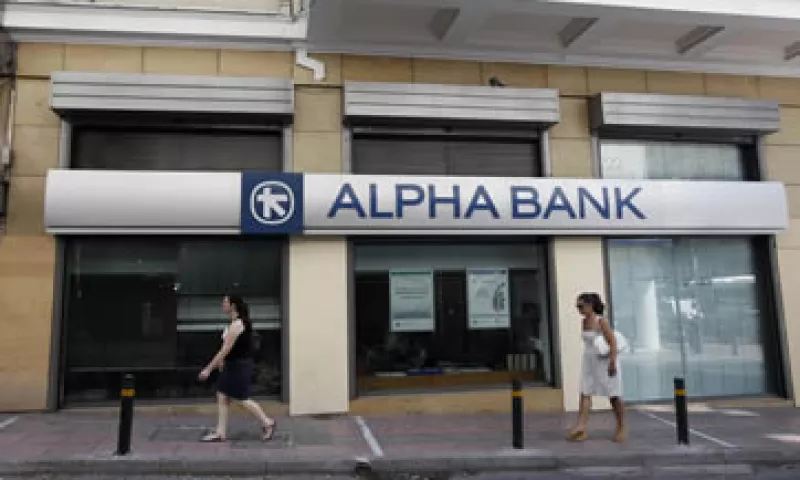 Los directores de Apha Bank y Eurobank anunciaron el acuerdo, que involucra capital de la Autoridad de Inversión de Qatar. (Foto: Reuters)