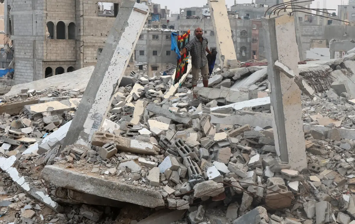 Un palestino se encuentra entre montones de escombros y edificios dañados en Khan Younis, en el sur de la Franja de Gaza, el 24 de noviembre de 2025.