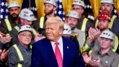 El presidente de los Estados Unidos, Donald Trump, reacciona junto a los trabajadores de la industria del carbón, el día en que firma órdenes ejecutivas relacionadas con la energía en la Casa Blanca en Washington, D.C., EE. UU., el 8 de abril de 2025.
