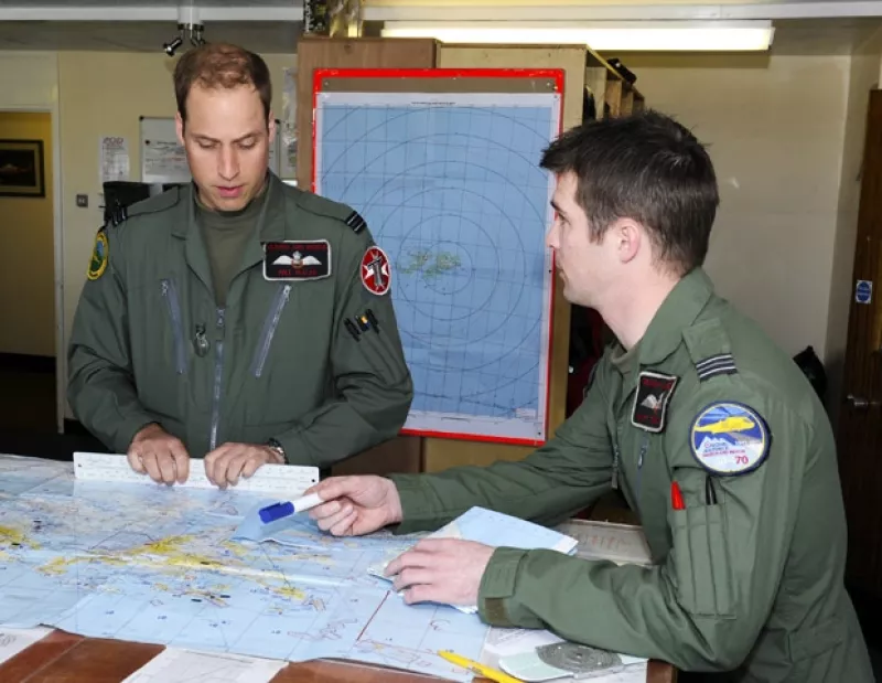 El heredo a la corona inglesa fue captado mientras maniobraba un helicóptero como parte del servicio que lleva a cabo en el Atlántico.